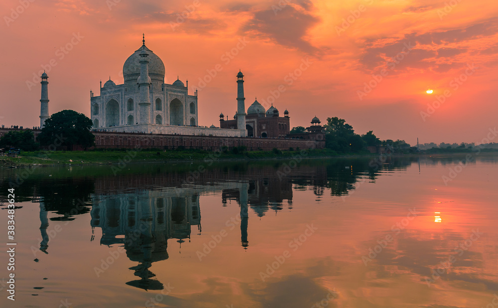 The Taj Mahal , ivory-white marble mausoleum at the time of Sunset on the south bank of the Yamuna river in the Indian city of Agra.