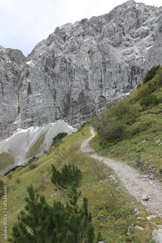 Wanderweg im Karwendelgebirge in Österreich / Tirol