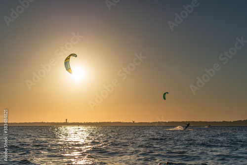 kitesurf au coucher du soleil 