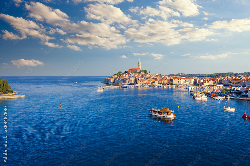 Aussicht auf den Hafen und die Altstadt von Rovinj in Kroatien 