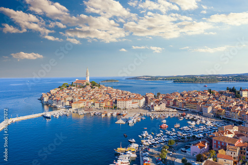 Vászonkép Aussicht auf den Hafen und die Altstadt von Rovinj in Kroatien
