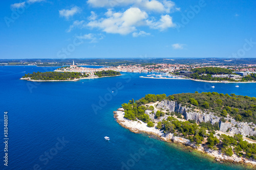 Fototapeta Naklejka Na Ścianę i Meble -  Aussicht auf die Bucht von Rovinj mit seiner vorgelagerten Insel sowie der Altstadt im Hintergrund