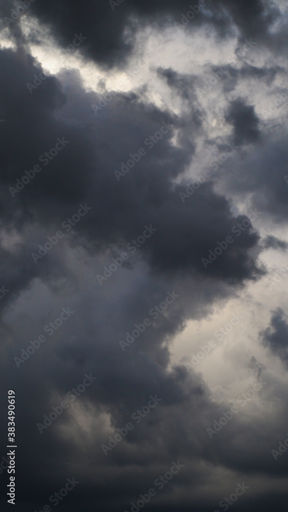 Ciel très contrasté et dramatique durant un orage Ciel très contrasté et dramatique durant un orage