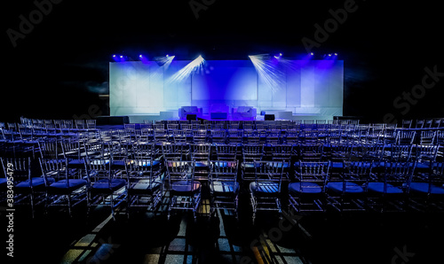 Φωτογραφία empty chairs in large Conference hall for Corporate Convention or Lecture