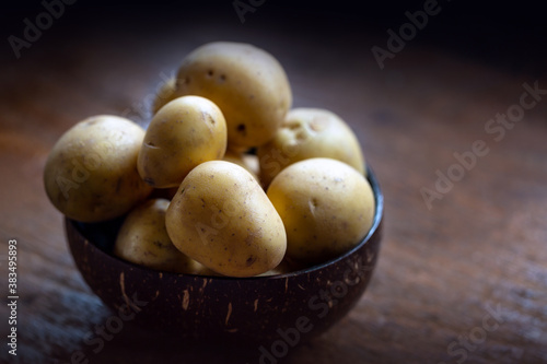 Kartoffeln in einer Kokosnussschale