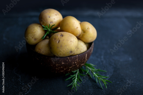Kartoffeln und Rosmarin in einer Kokosnussschale