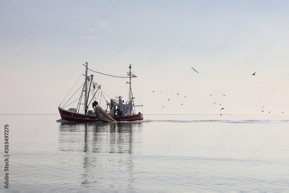 Fischkutter auf der Nordsee beim Fischfang