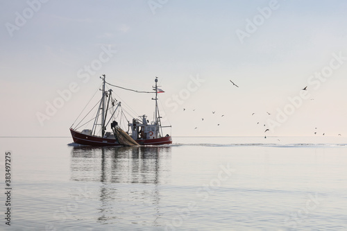 Fischkutter auf der Nordsee beim Fischfang