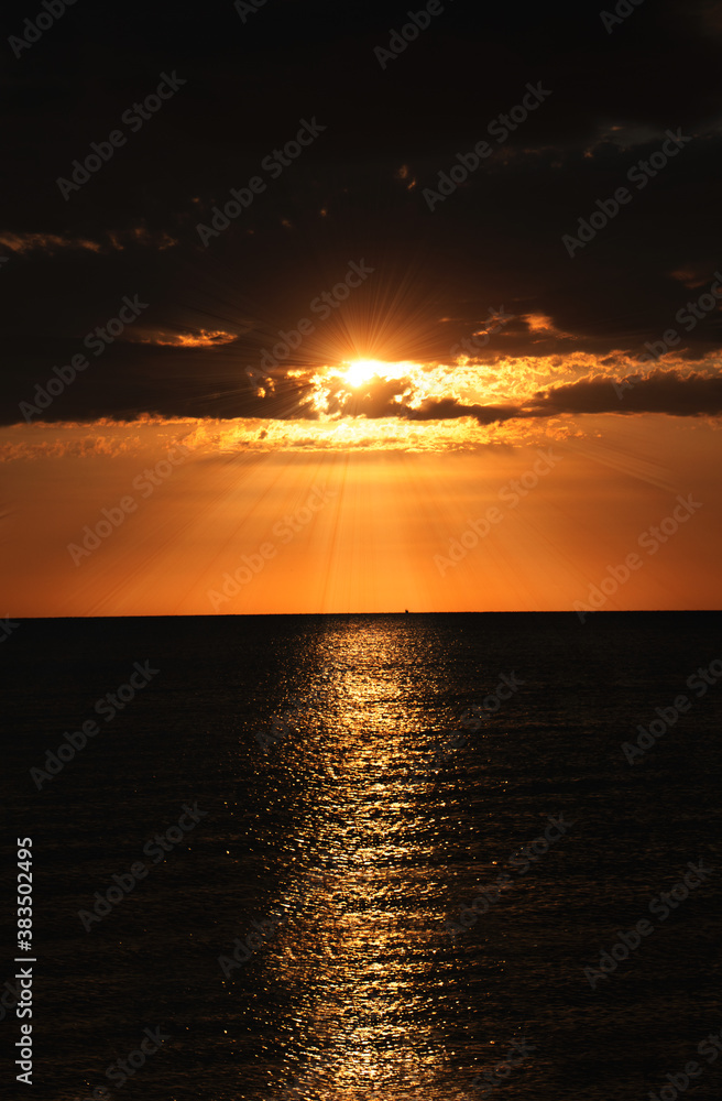 Obraz premium Sunrise from the sea, sun above the water