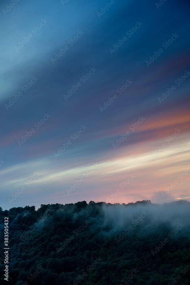 Abend Nebel über Landschaft mit bewaldetem Tal