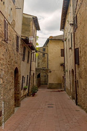 Fototapeta Naklejka Na Ścianę i Meble -  Gasse in der Altstadt von San Gimignano in der Toskana in Italien 