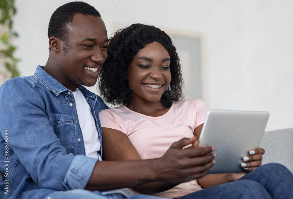 Obraz premium Closeup of black family using digital tablet