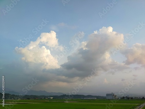 夕立前の雲