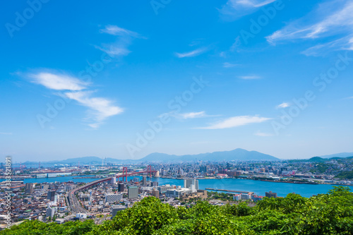 夏の高塔山展望台から見る北九州の都市景観