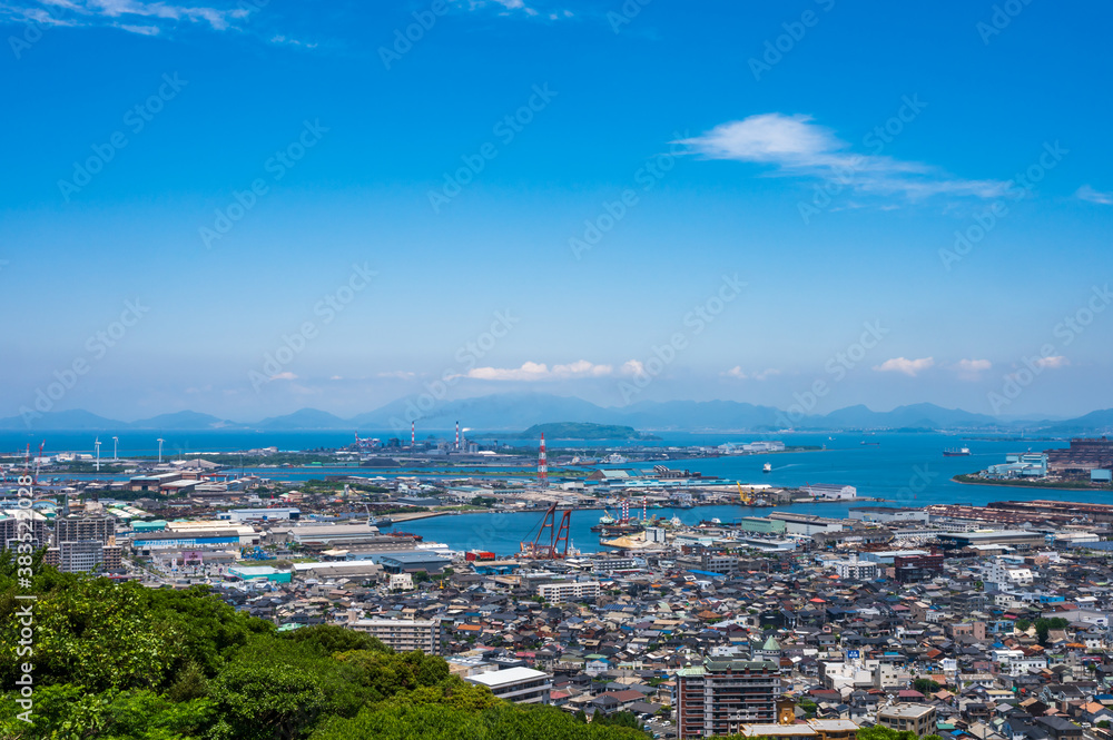 夏の高塔山展望台から見る北九州景観