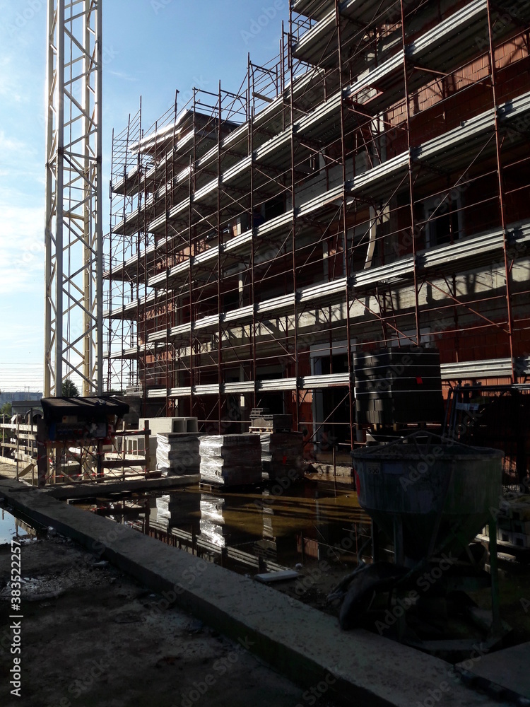 Lavori in corso nel cantiere edile per costruire case e uffici - business