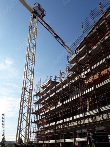 Lavori in corso nel cantiere edile per costruire case e uffici - business