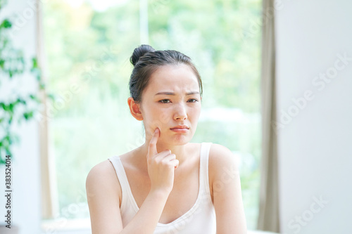 肌トラブルに悩む女性 Free Download 肌トラブルに悩む女性 - GFXLoad