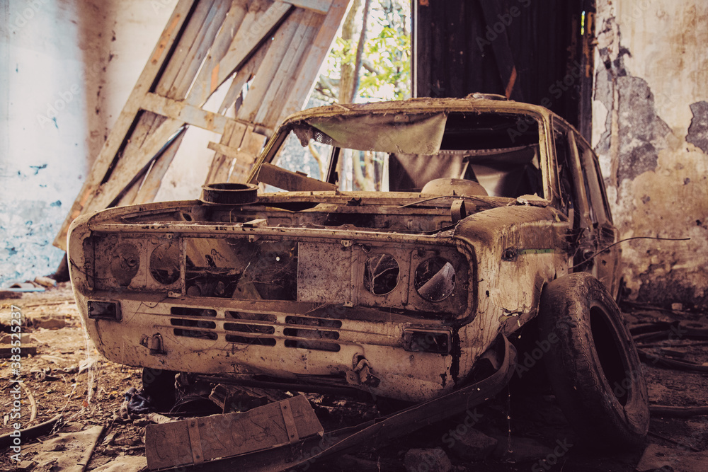 Frontal de viejo coche desguazado en cochera abandonada