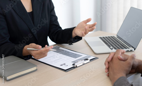 The HR department head is introducing resume writing to job applicants. Inside the job interview room, application submission ideas and job interviews.