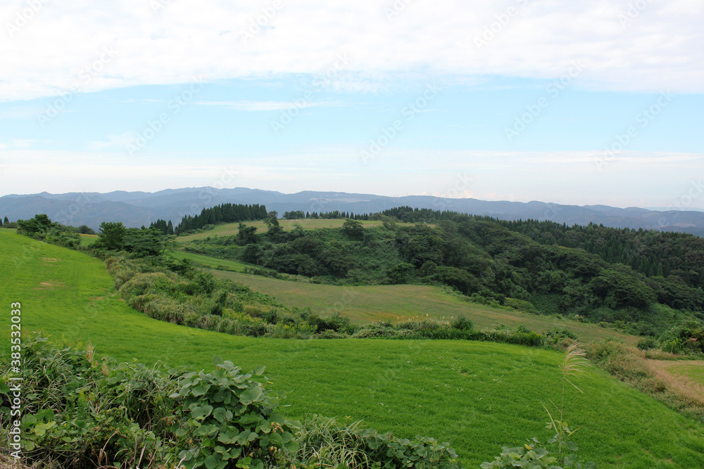 山の上から見下ろした緑豊かな風景 山の上から見下ろした緑豊かな風景