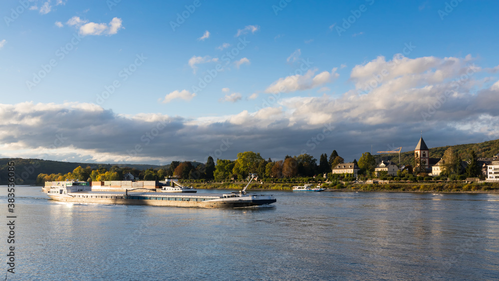 Obraz premium Schiffe auf dem Rhein bei Erpel