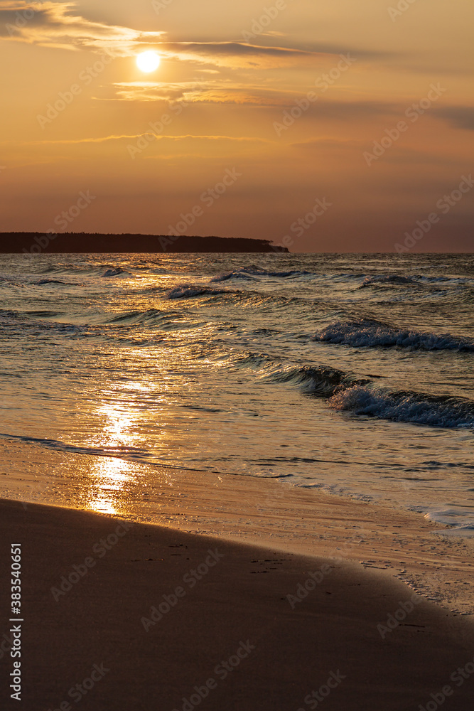 Sonnenuntergang an der Küste der Ostsee in Warnemünde