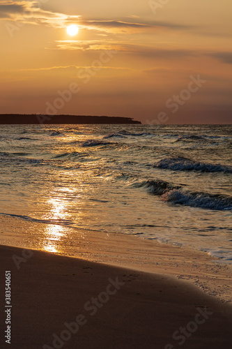 Sonnenuntergang an der K  ste der Ostsee in Warnem  nde