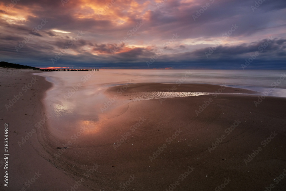 Zachód słońca na wybrzeżu Morza Bałtyckiego,plaża w Dźwirzynie,Polska.