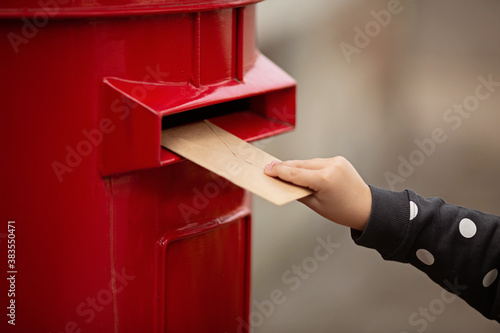 Foto Hand holding envelope