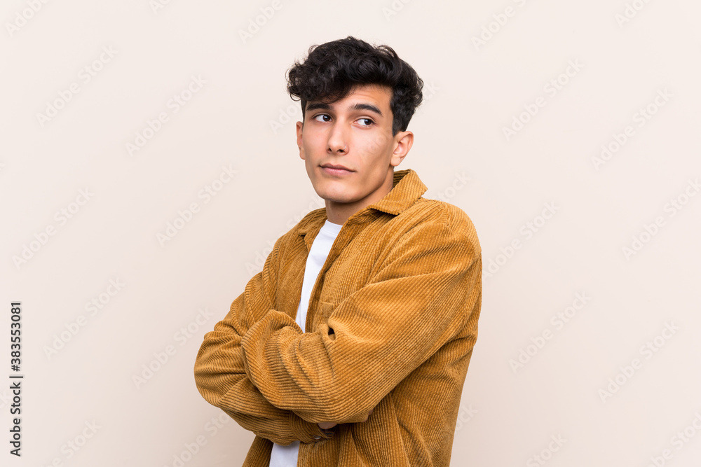 Fototapeta premium Young Argentinian man over isolated background making doubts gesture while lifting the shoulders