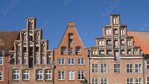Lüneburg - Altstadthäuser, historisch neben neuzeitlich, Niedersachsen, Deutschland, Europa