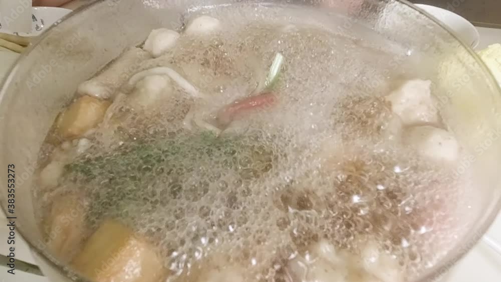 Add various ingredients to the soup that has been boiled in the hotpot Add various ingredients to the soup that has been boiled in the hotpot