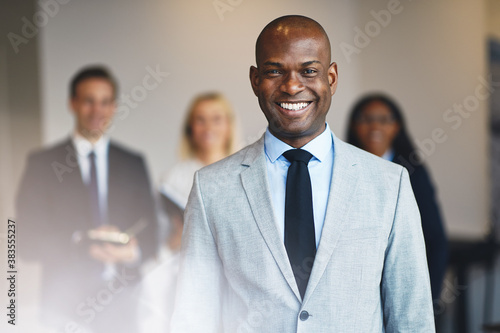 Fotografía Smiling African businessman working in an office