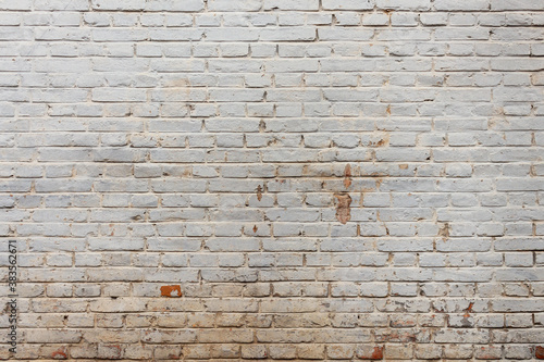 Textur. Eine alte und schäbige weiße Backsteinmauer