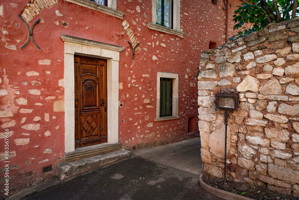 Maison couleur d'ocre à Roussillon en Provence Maison couleur d'ocre à Roussillon en Provence