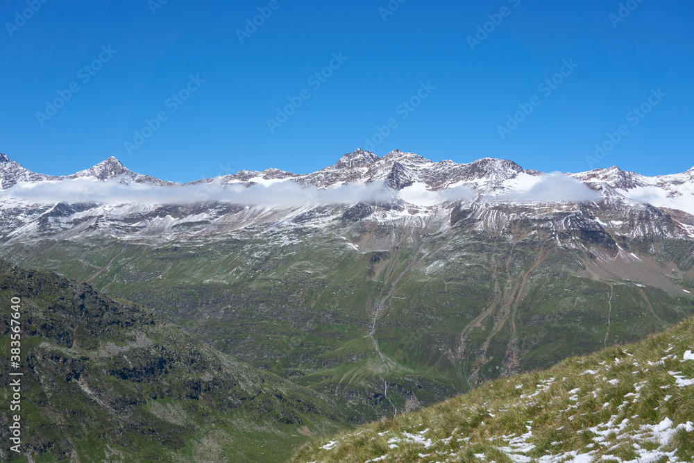 Berglandschaft zum Wandern Freiheit schönes Wetter mit Wolken in den Alpen im Urlaub