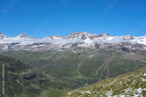 Berglandschaft zum Wandern Freiheit sch  nes Wetter mit Wolken in den Alpen im Urlaub