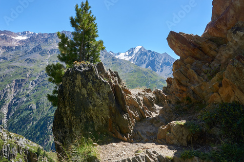 Weg durch Felsspalte auf Bergeweg beim Wandern in den Bergen Alpen