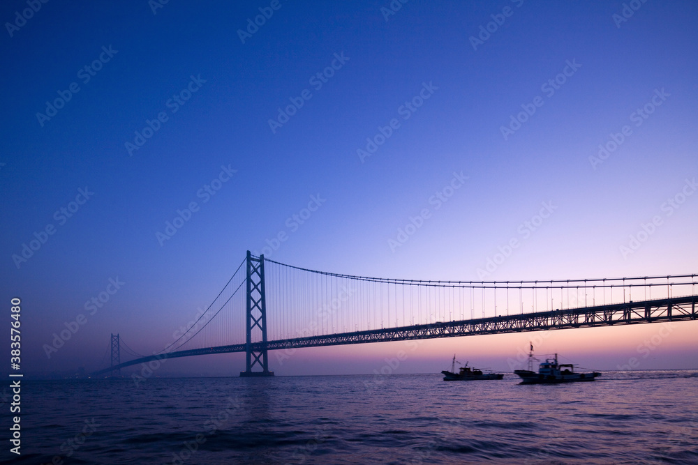 Fototapeta premium 明石海峡大橋の夜明け