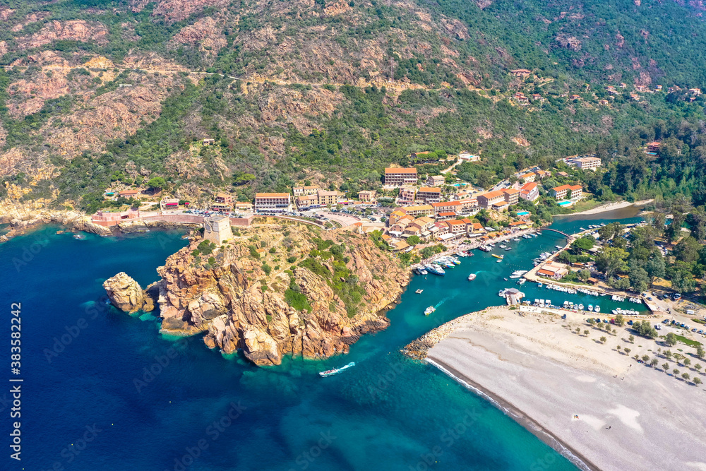 Luftbild von dem kleinen Hafen  und dem Strand in Porto an der Westküste von Korsika, Frankreich