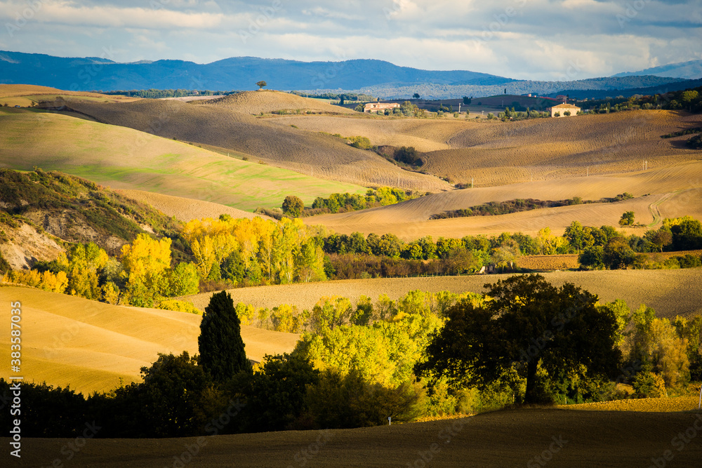 Fototapeta premium colorful autumn valley view, perfect fields in tuscany, italy