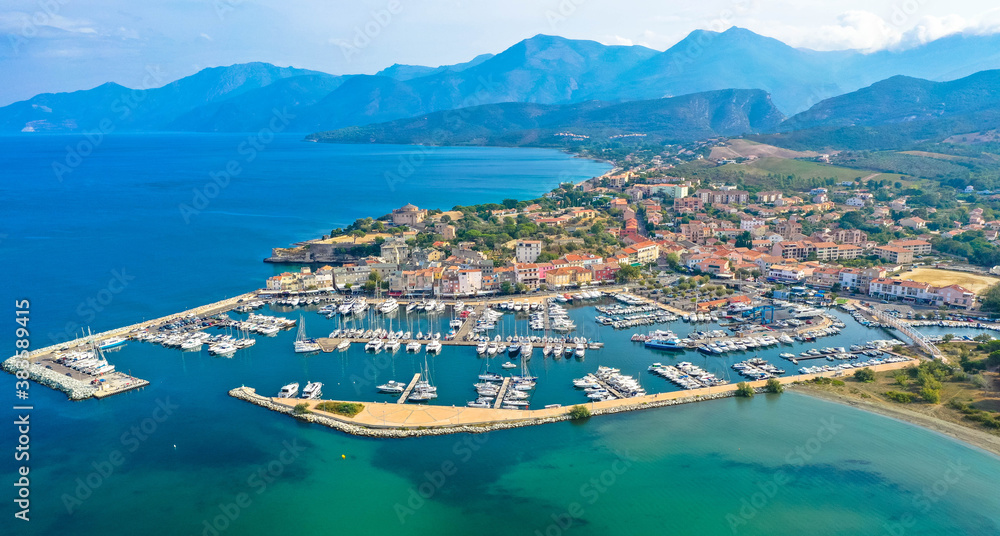Luftaufnahme des Dorfes Saint Florent, Korsika. Hafenboote und Häuser. Saint-Florent oder San Fiurenzu auf korsisch ist eine Gemeinde im französischen Departement der Region Haute-Corse auf Korsika.