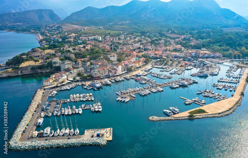 Luftaufnahme des Dorfes Saint Florent, Korsika. Hafenboote und Häuser. Saint-Florent oder San Fiurenzu auf korsisch ist eine Gemeinde im französischen Departement der Region Haute-Corse auf Korsika. photo