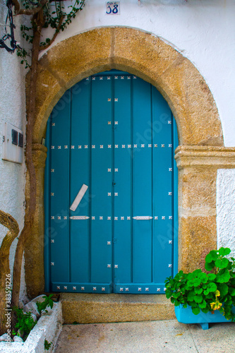 Puerta azul con dintel de piedra ocre