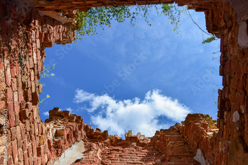 Photo the sky framed by the walls of an old ruined tower