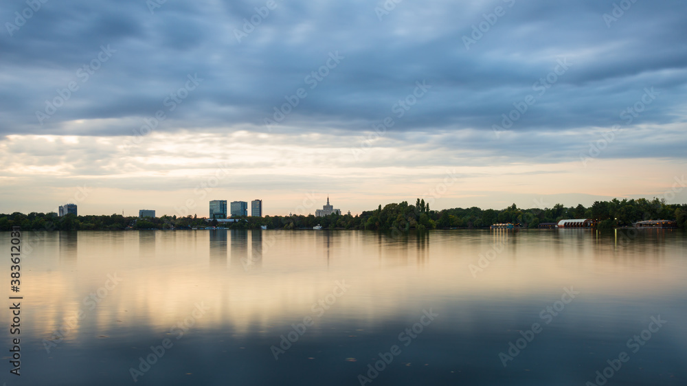 See im Stadtpark mit Silhouette von Bürogebäuden im Hintergrund - Herastrau, Bukarest (Rumänien) See im Stadtpark mit Silhouette von Bürogebäuden im Hintergrund - Herastrau, Bukarest (Rumänien)