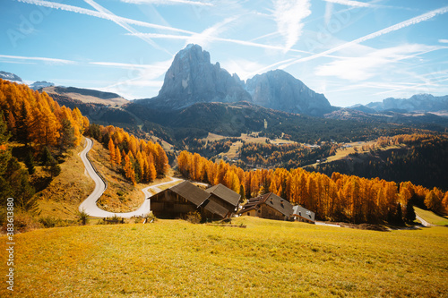 Fotografija Splendid autumn landscape in Val Gardena
