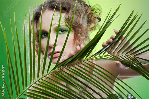 фотографія dryad girl with fern