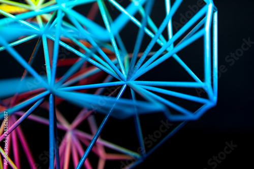 Abstrakte Netzstruktur in Regenbogenfarben. 3D Druck.  Colorful abstract Net Structure painted with rainbow colors. 3d-print.